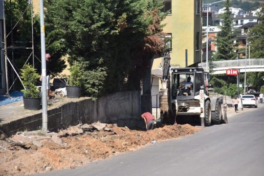 Başiskele Cumhuriyet Caddesi'nde altyapı ve üstyapı yenileme çalışmaları tüm hızıyla