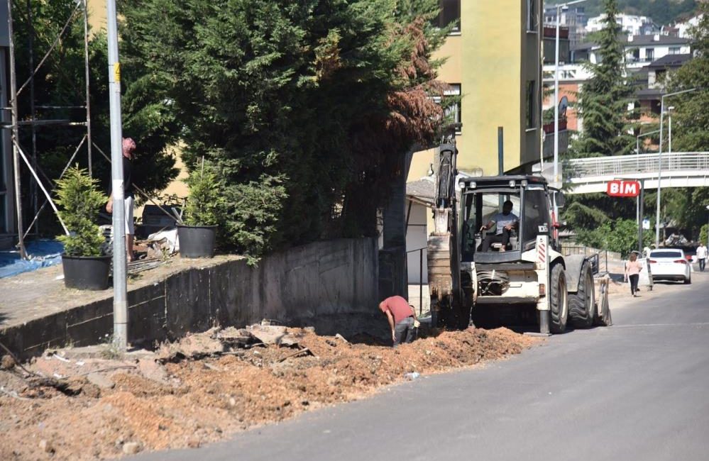 Başiskele Cumhuriyet Caddesi'nde altyapı ve üstyapı yenileme çalışmaları tüm hızıyla
