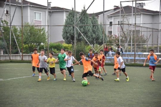 Kocaeli'nin Kartepe ilçesinde yaz okulları açılıyor. Kartepe Belediyesi, çocuklar ve