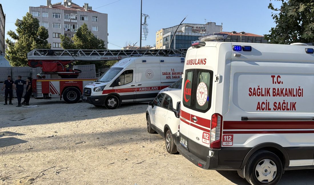 Küçükçekmece’de, 15 işçi 3 aydır maaş alamadıkları gerekçesiyle inşaatın çatısına