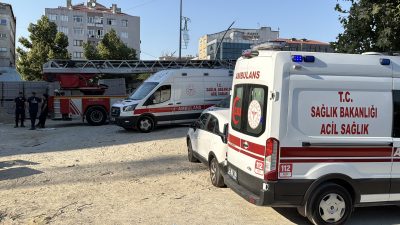 Küçükçekmece’de, 15 işçi 3 aydır maaş alamadıkları gerekçesiyle inşaatın çatısına