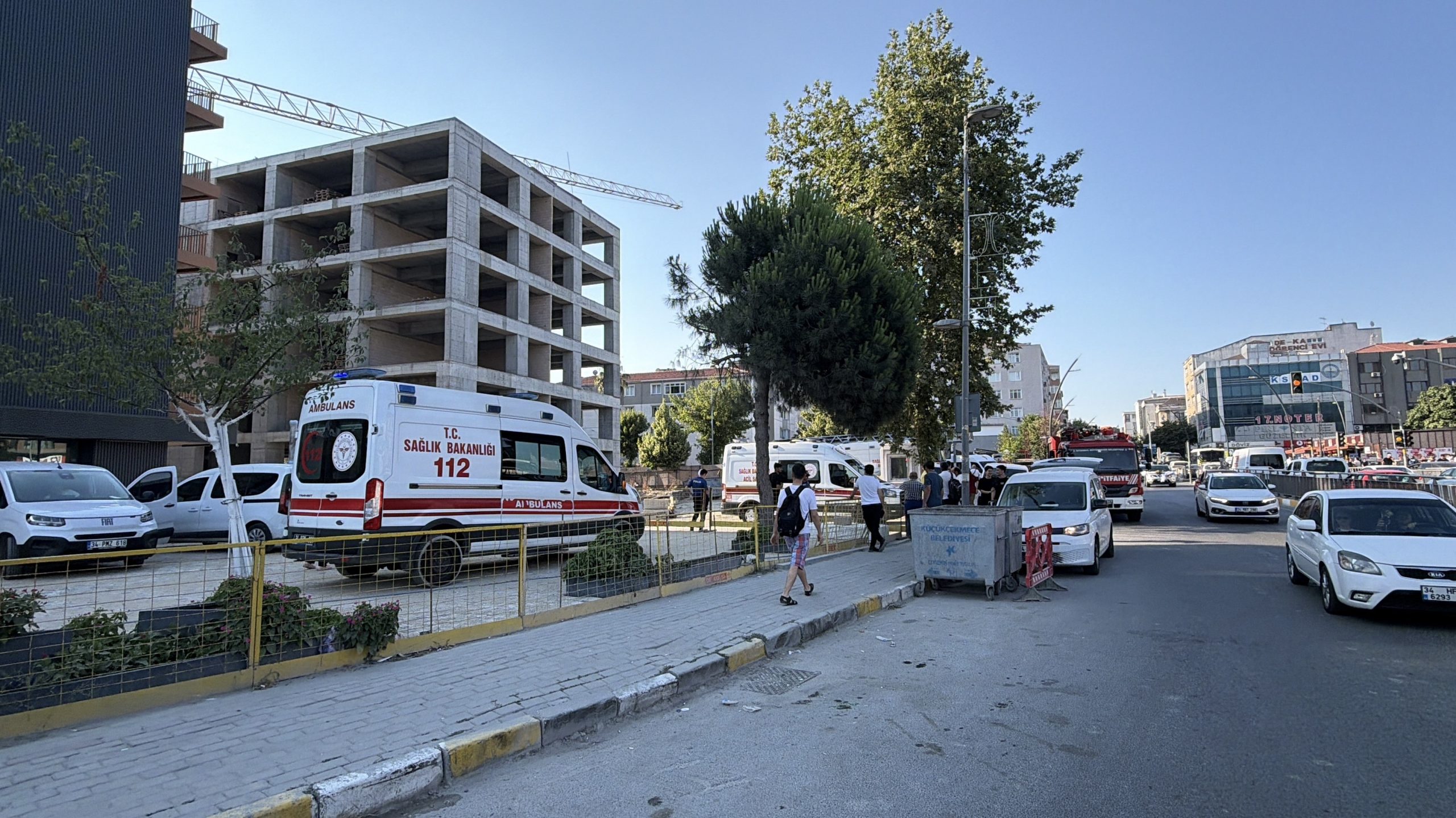 Şehrin göbeğinde işçi isyanı: 15 işçi çatıya çıktı!