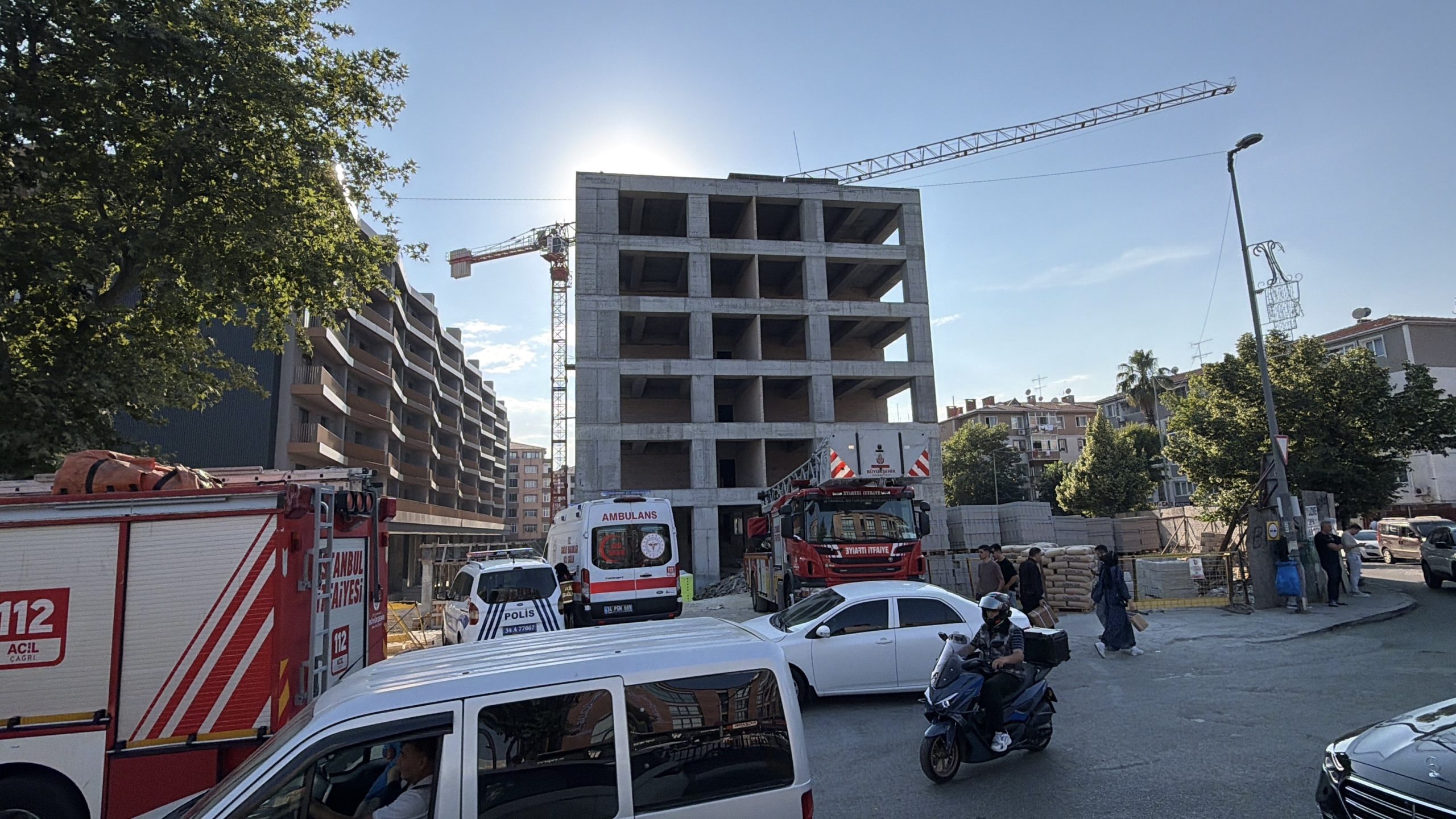 Şehrin göbeğinde işçi isyanı: 15 işçi çatıya çıktı!