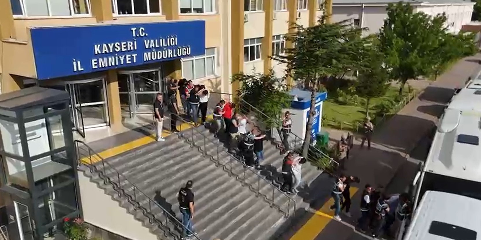 Kocaeli'de Modem Dolandırıcılığı Operasyonu: 17 Bin Kişiyi Dolandırdılar, 53 Şüpheli Gözaltında