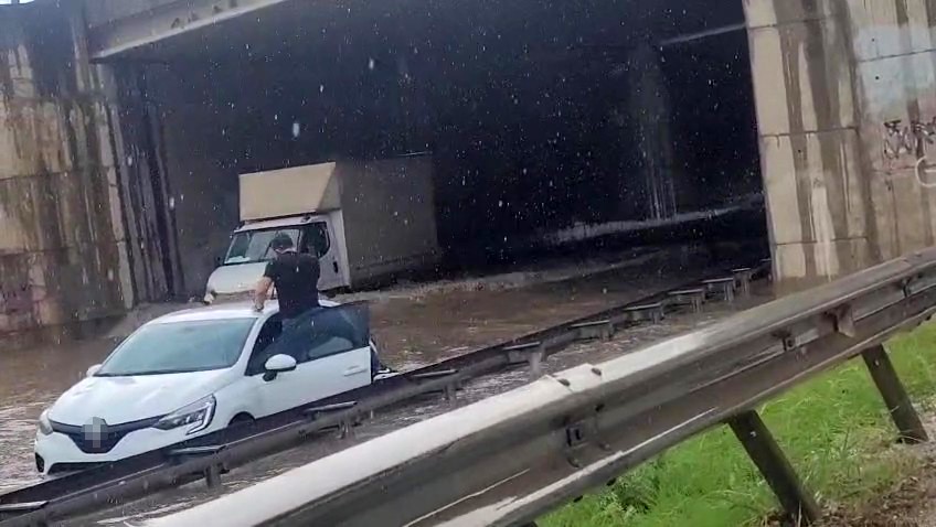 Kocaeli'de sağanak yağış hayatı felç etti: araçlar mahsur kaldı