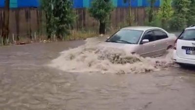 Kocaeli'nin Gebze, Darıca, Çayırova ve Dilovası ilçelerinde aniden bastıran sağanak