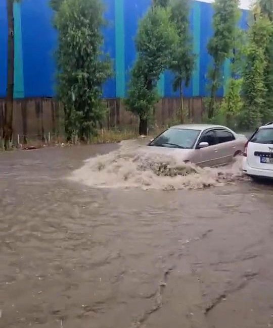 Kocaeli'nin Gebze, Darıca, Çayırova ve Dilovası ilçelerinde aniden bastıran sağanak