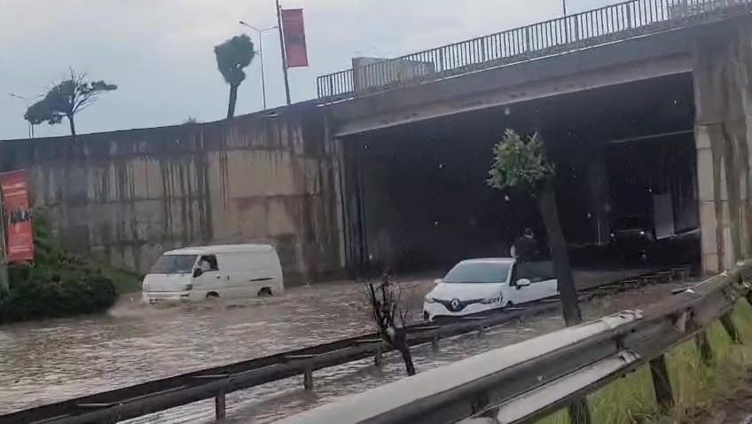 Kocaeli'de sağanak yağış hayatı felç etti: araçlar mahsur kaldı