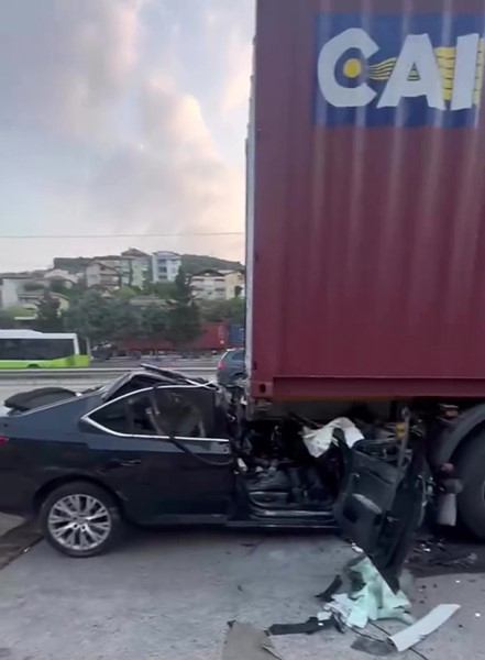 3 Ay Sonra Düğünü Vardı: Tıra Çarpan Otomobilde Hayatını Kaybeden Baba ve Oğul Toprağa Verildi
