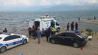Bursa'nın İznik ilçesinde serinlemek için İznik Gölü'ne giren 19 ve