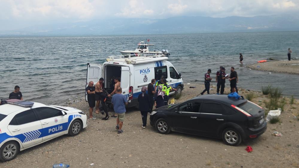 Bursa'nın İznik ilçesinde serinlemek için İznik Gölü'ne giren 19 ve