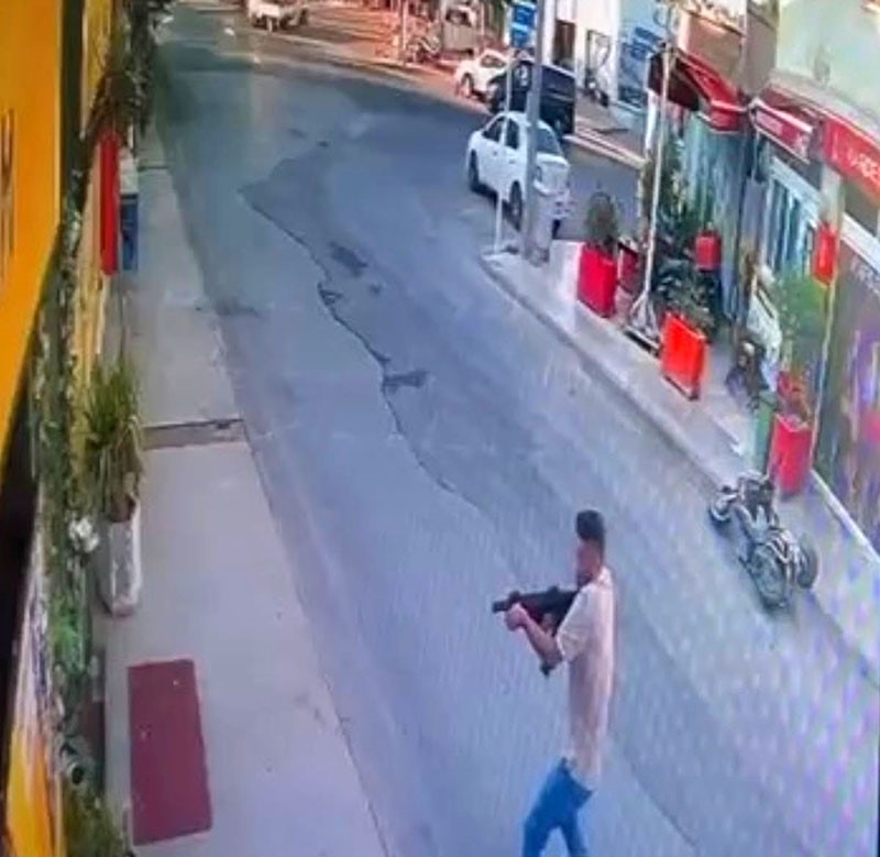 Sevgilisinin çalıştığı işletmeye ateş açtı: İşte o anlar