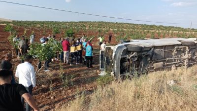 Şanlıurfa’da akşam saatlerinde tarım işçilerini taşıyan bir minibüsün lastiğinin patlaması