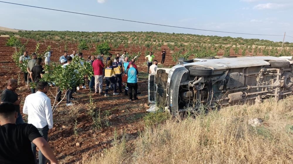 Şanlıurfa’da akşam saatlerinde tarım işçilerini taşıyan bir minibüsün lastiğinin patlaması