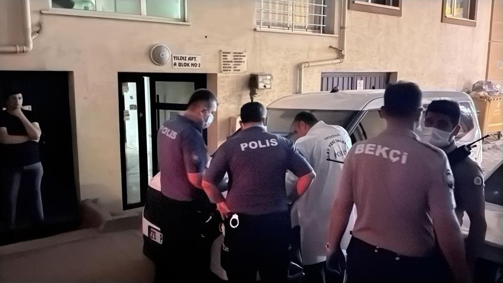 Sokağı saran ağır koku acı gerçeği ortaya çıkardı: Evinde ölü bulundu