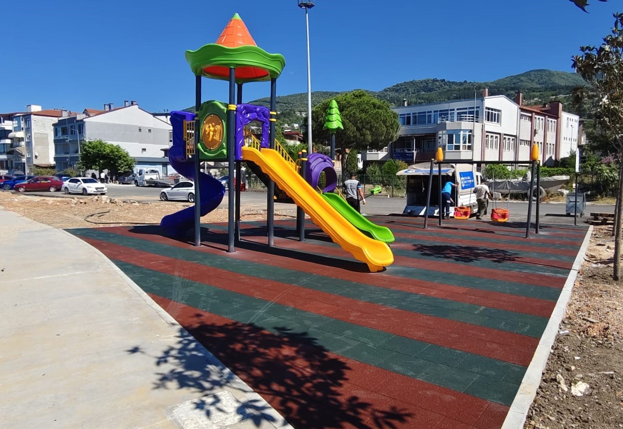 Büyükşehir'den sahile yeni çocuk oyun alanı