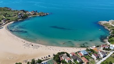 Kocaeli'nin Kandıra ilçesinde olumsuz hava şartları sebebiyle bugün iki plaj