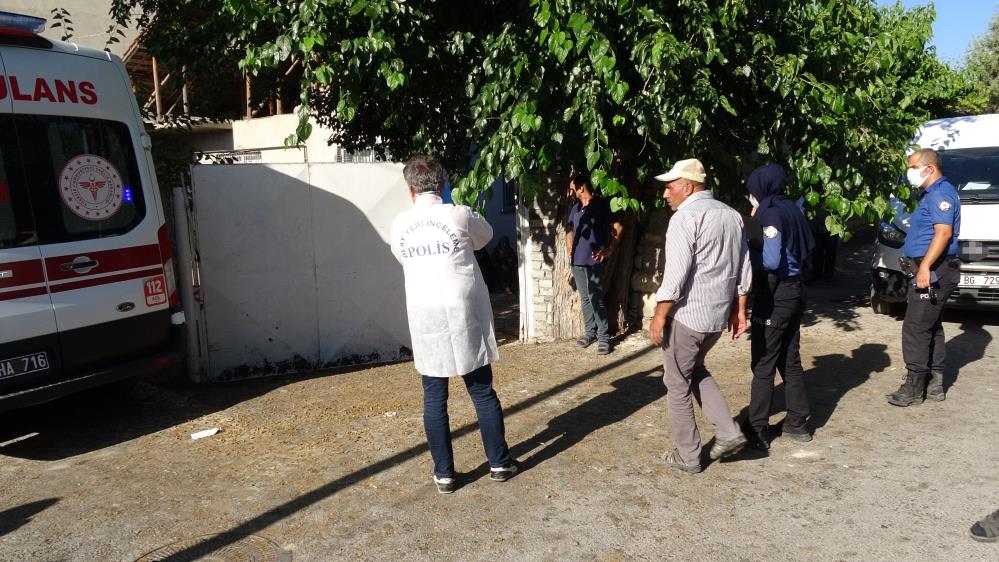 Genç kız evinde ölü bulundu