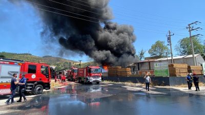 Körfez'de faaliyet gösteren Pamir Boya fabrikasında çıkan yangın paniğe neden