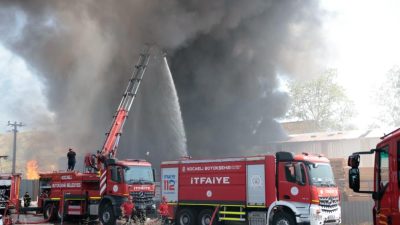 Kocaeli'nin Körfez-Derince sınırında bulunan bir boya fabrikasında öğle saatlerinde çıkan