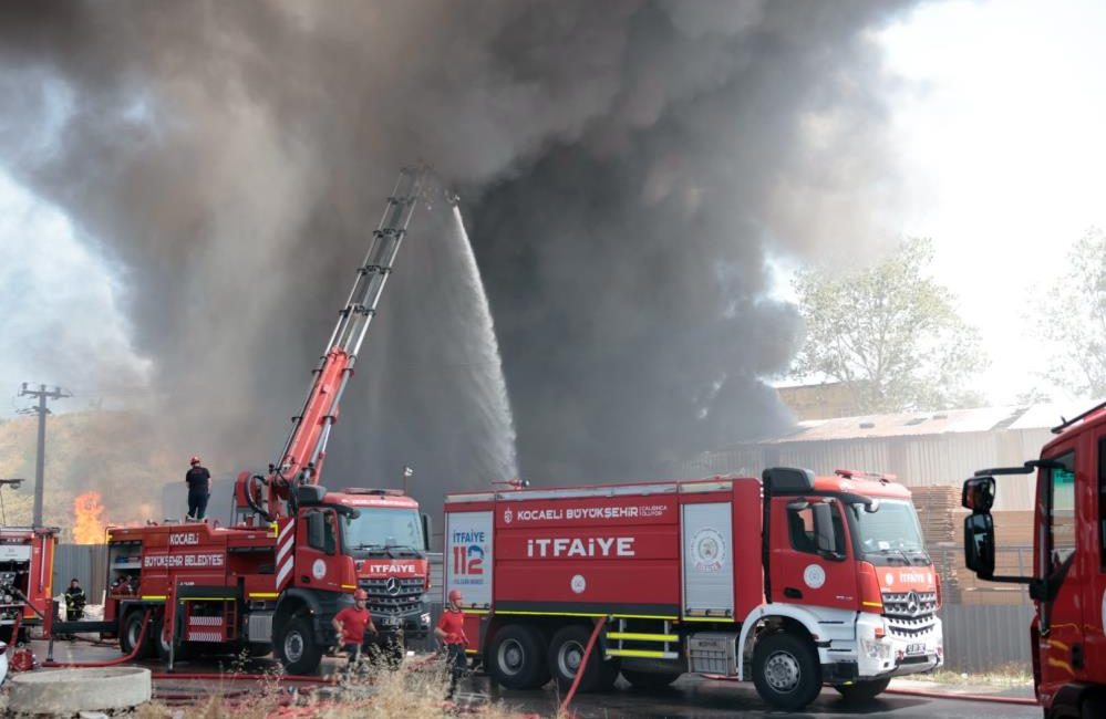 Kocaeli'nin Körfez-Derince sınırında bulunan bir boya fabrikasında öğle saatlerinde çıkan