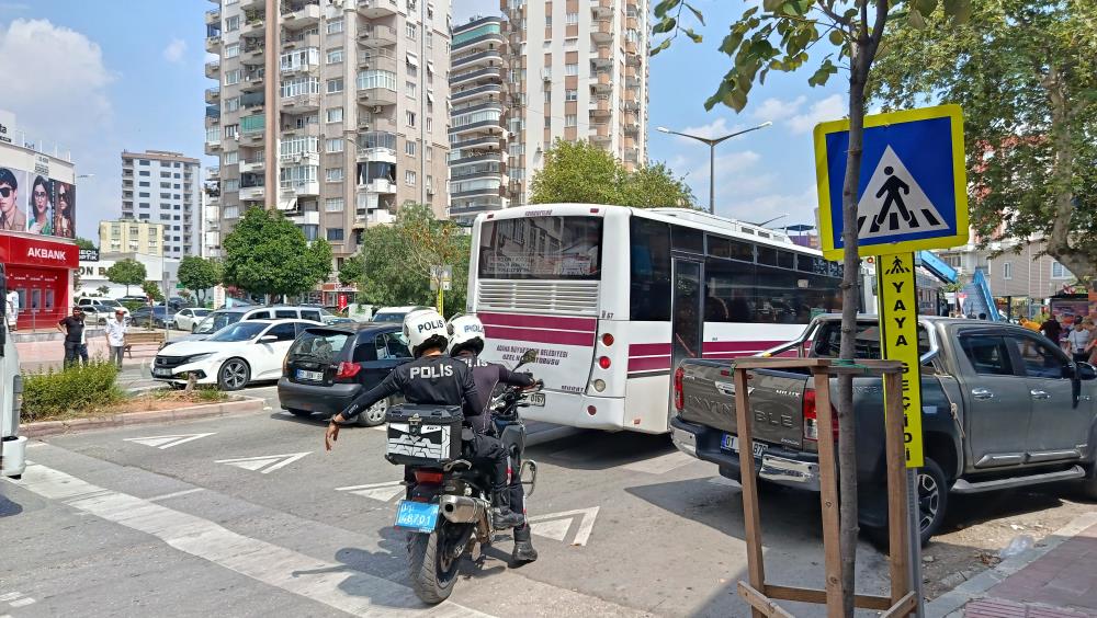 Adana'nın Seyhan ilçesinde, yaya geçidinden yolun karşısına geçmek isterken yolcu