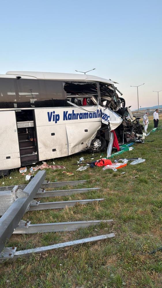 Kontrolden çıkan yolcu otobüsü dehşet saçtı: Çok sayıda yaralı