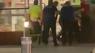 İzmir'de Adnan Menderes Havalimanı iç hatlar terminalinin bulunduğu katta elindeki