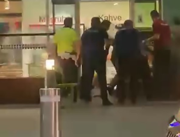 Havalimanında saldırı: 4 polis bıçaklandı!