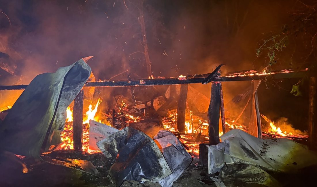 Bursa'nın İnegöl ilçesinde gece saatlerinde çıkan baraka yangını faciayla sonuçlandı.