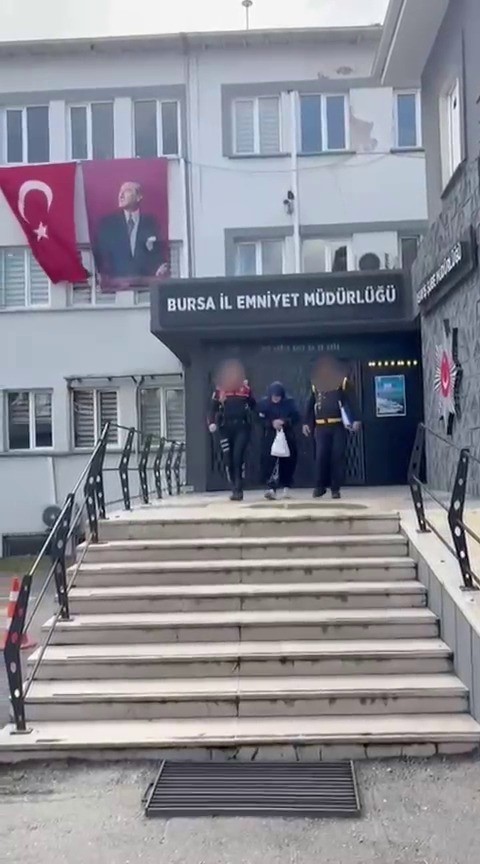 Eşini 15 parçaya bölüp, 15 ayrı çöp konteynırına attı