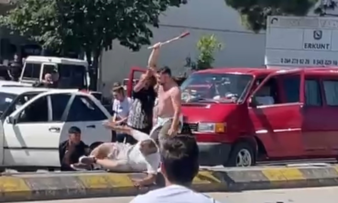 Trafikte meydan kavgası: Ortalık savaş alanına döndü!
