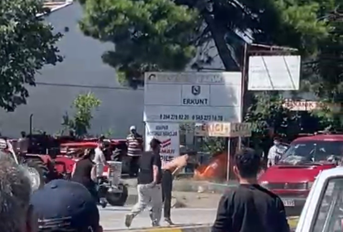 Trafikte meydan kavgası: Ortalık savaş alanına döndü!