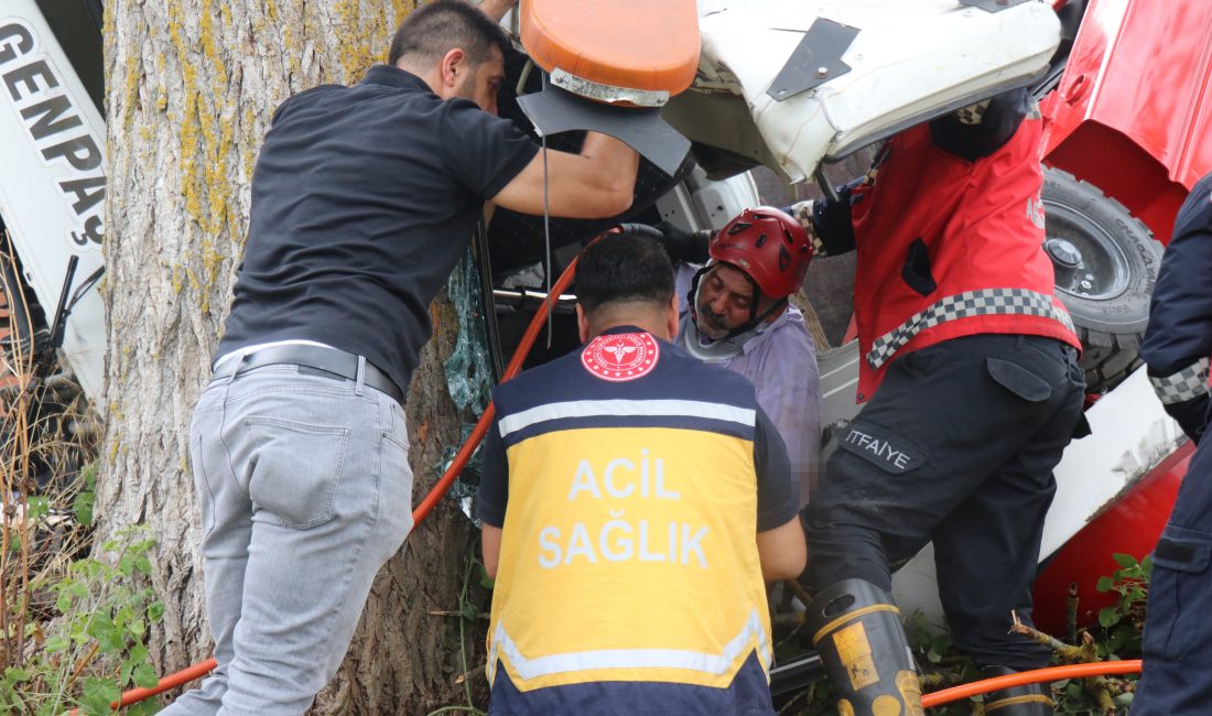 Sakarya'nın Serdivan ilçesinde forklift yüklü çekici, kontrolden çıkarak devrildi. Araçta