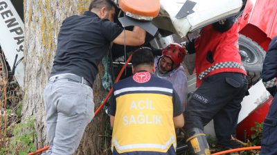 Sakarya'nın Serdivan ilçesinde forklift yüklü çekici, kontrolden çıkarak devrildi. Araçta
