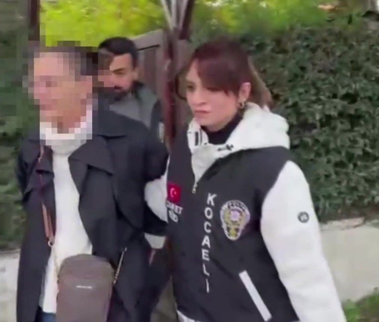 Kocaeli'de 19 yıl önce çöp konteynerinde göbek bağı boğazına dolanmış
