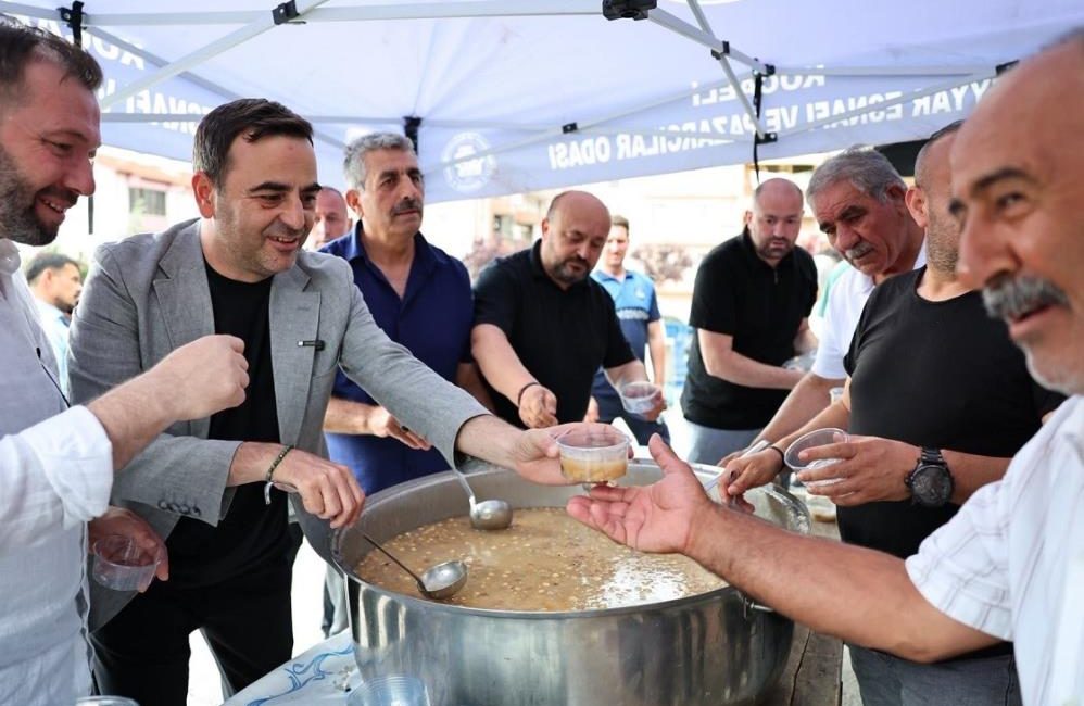 Başiskele Belediye Başkanı Yasin Özlü, Barbaros Mahallesi Kapalı Semt Pazarı’nda