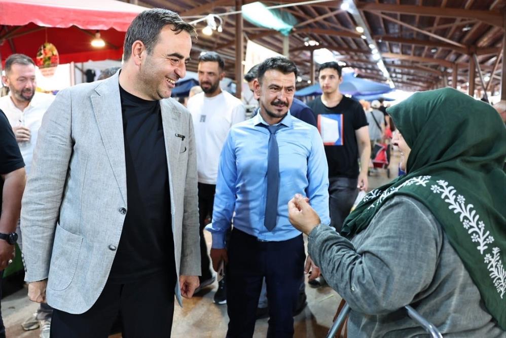 Başiskele’de Muharrem bereketi! Başkan Özlü ellerinden aşure dağıttı