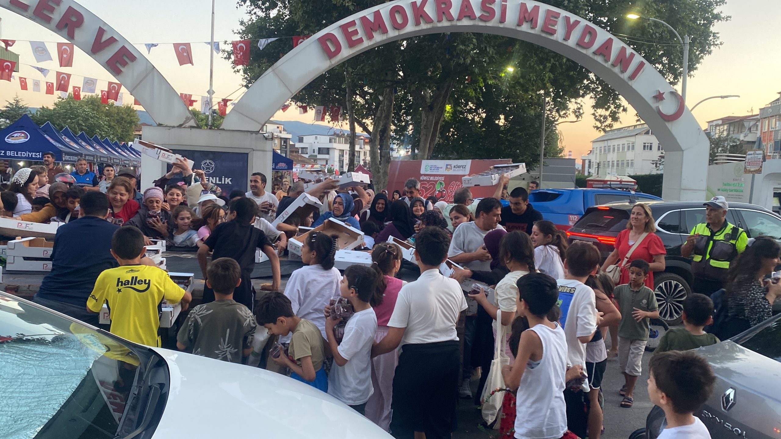 Kocaeli'de inanılmaz görüntüler: Birbirleriyle kapıştılar!