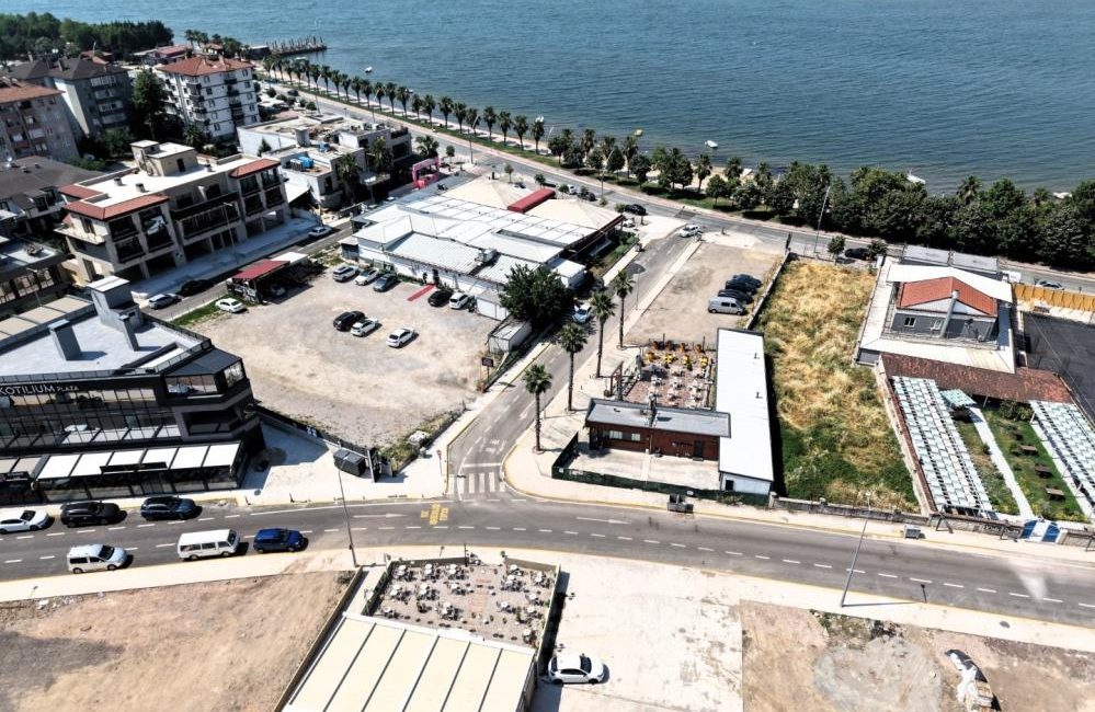 Kocaeli Büyükşehir Belediyesi, Başiskele Sahili'nde yeni trafik düzenlemesini tamamladı. Ara