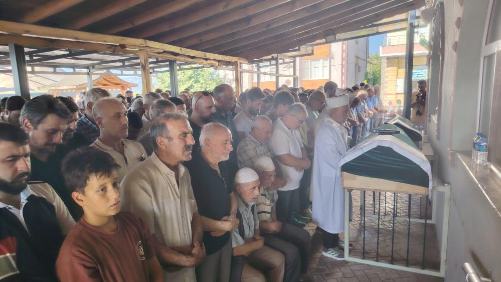 Elektik akımına kapılarak ölen baba ve oğlu gözyaşları arasında toprağa verildi