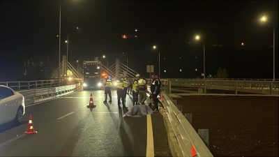 Antalya'nın Alanya ilçesinde gece saatlerinde kontrolden çıkan bir motosikletin yol