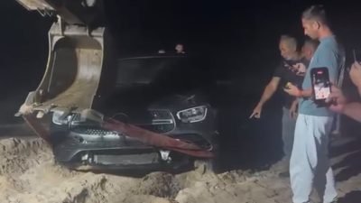 Kocaeli'nin Kandıra ilçesinde sürücüsünün kontrolünden çıkan otomobil, tatilcilerin çadır kurduğu