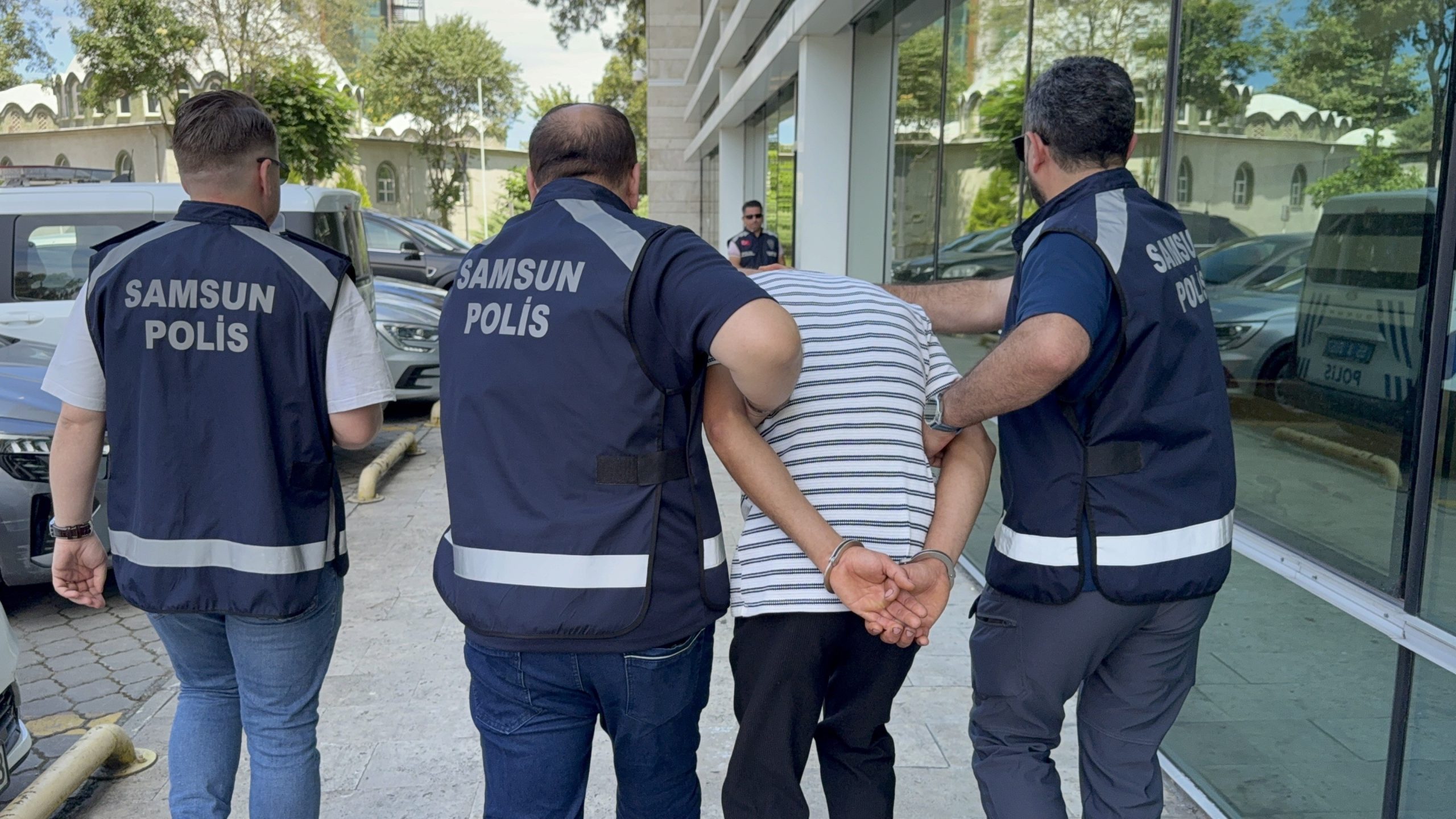 Sokakta takip ettiği kadına cinsel istismarda bulundu