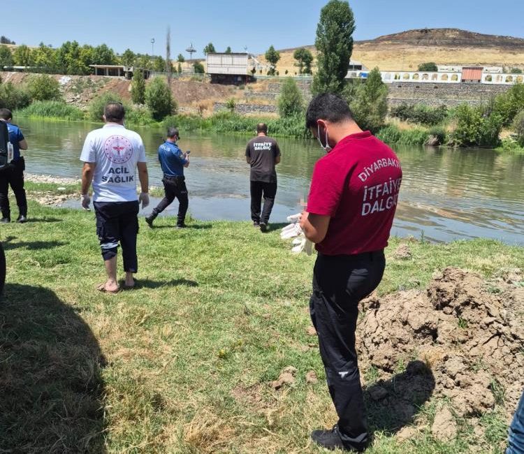 Diyarbakır’ın Sur ilçesinde vatandaşların fark etmesiyle, Dicle Nehri’nde bir kişinin