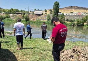 Diyarbakır’ın Sur ilçesinde vatandaşların fark etmesiyle, Dicle Nehri’nde bir kişinin