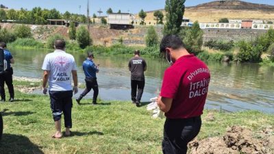 Diyarbakır’ın Sur ilçesinde vatandaşların fark etmesiyle, Dicle Nehri’nde bir kişinin