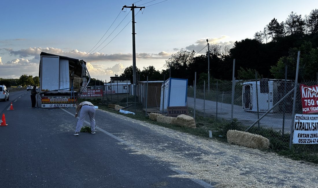 Sakarya'nın Adapazarı ilçesi D 650 karayolunda saman yüklü tır ile