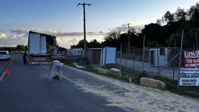 Sakarya'nın Adapazarı ilçesi D 650 karayolunda saman yüklü tır ile