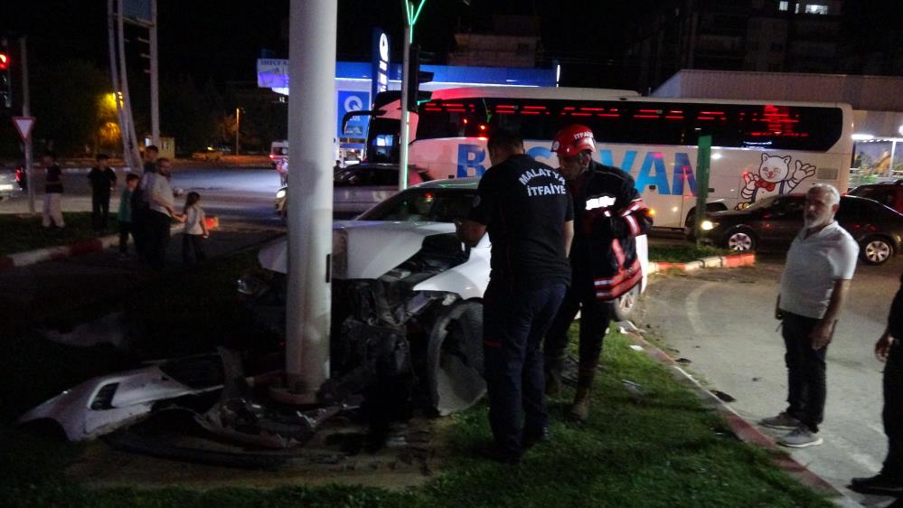 Malatya'da gece saatlerinde meydana gelen trafik kazasında herkesi şaşırtan bir